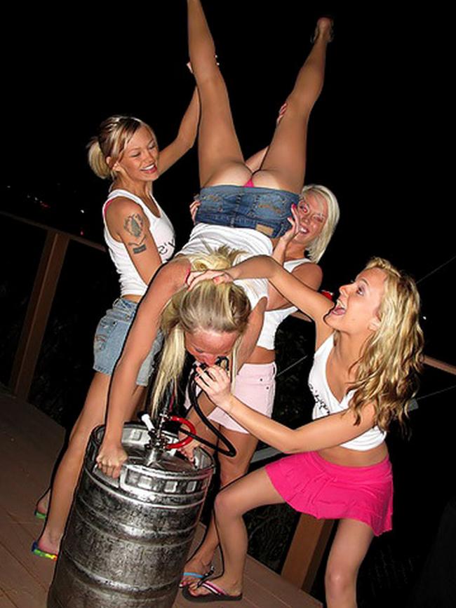 Четыре пьяные лесбиянки лекают письки друг дружке 1 фото