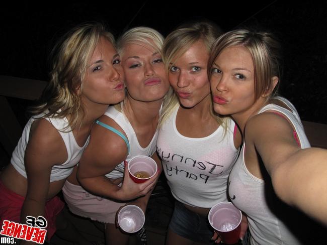 Четыре пьяные лесбиянки лекают письки друг дружке 3 фото