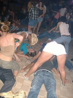 В клубе пьяные девушки с голыми сиськами
