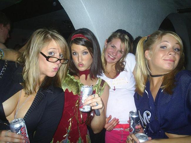 Молодые и пьяные девушки на вечеринке 8 фото