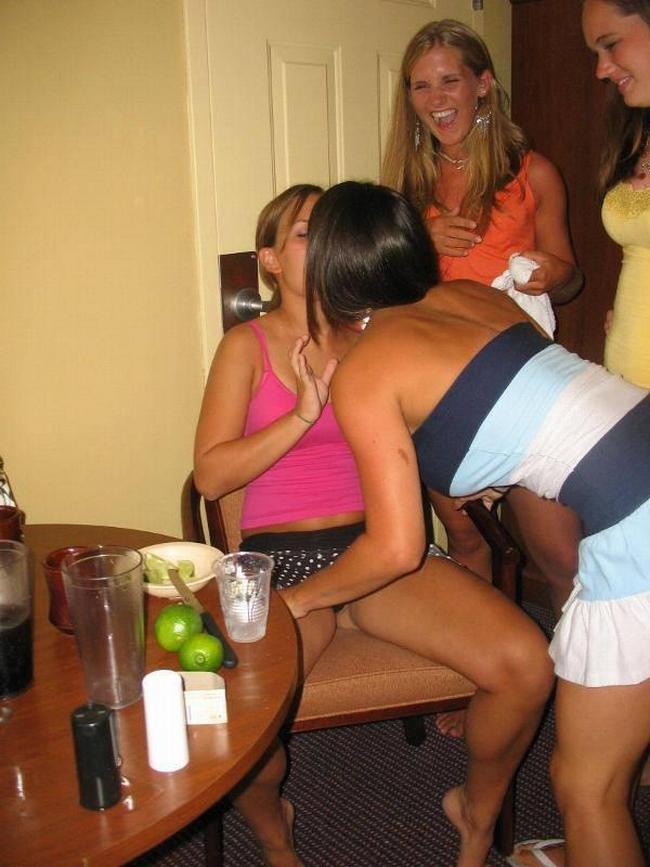 Пьяные лесбиянки отжигают 4 фото