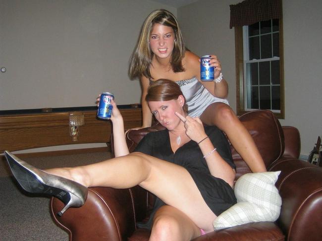 Пьяные лесбиянки отжигают 9 фото