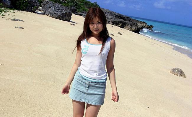 Девушка азиатка шалит на пляже 3 фото