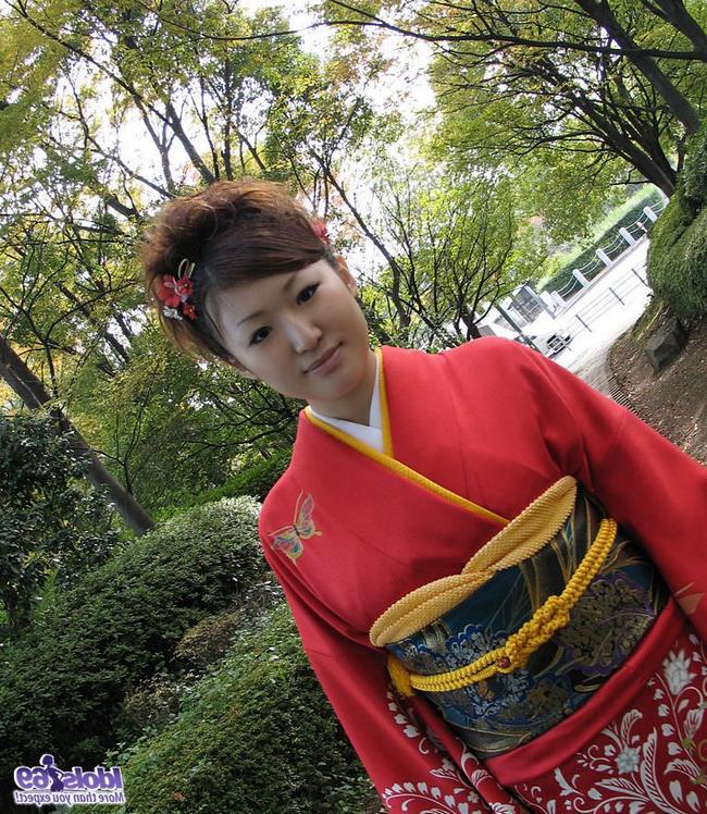 Азиатку в красном кимоно трахнули в отеле вибратором 3 фото