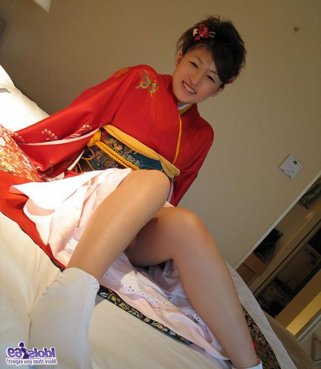 Азиатку в красном кимоно трахнули в отеле вибратором 9 фото