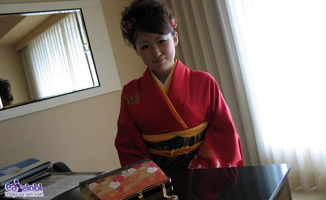 Азиатку в красном кимоно трахнули в отеле вибратором 4 фото