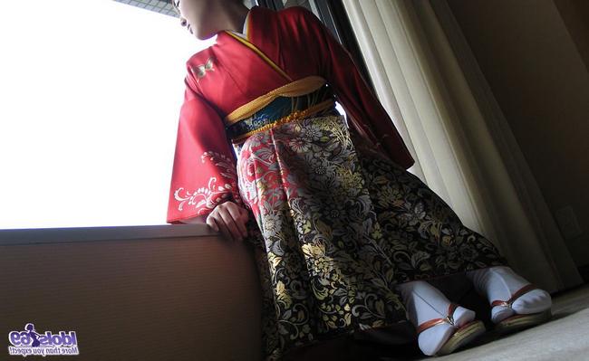 Азиатку в красном кимоно трахнули в отеле вибратором 5 фото