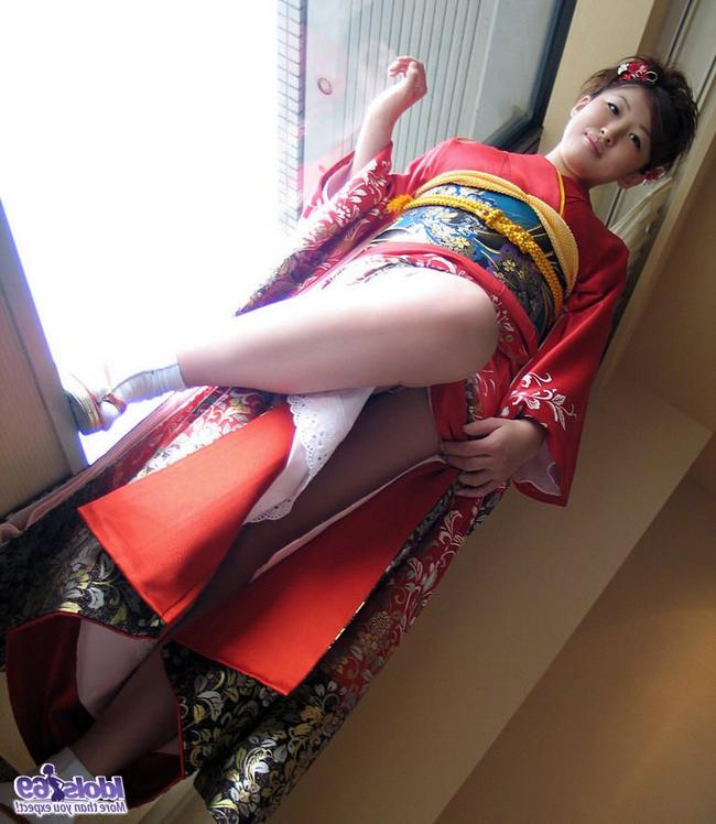 Азиатку в красном кимоно трахнули в отеле вибратором 11 фото