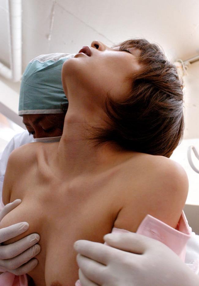 Стоматолог трахнул свою ассистентку-азиатку в кабинете на кресле 13 фото