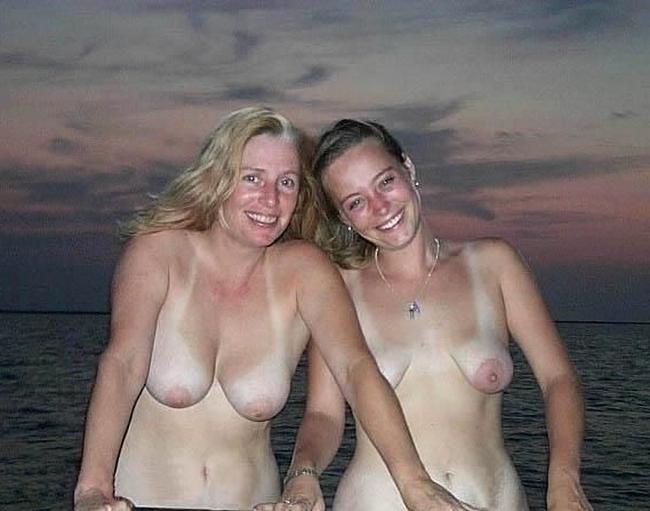 Мама и дочь демонстрируют влажные киски 1 фото