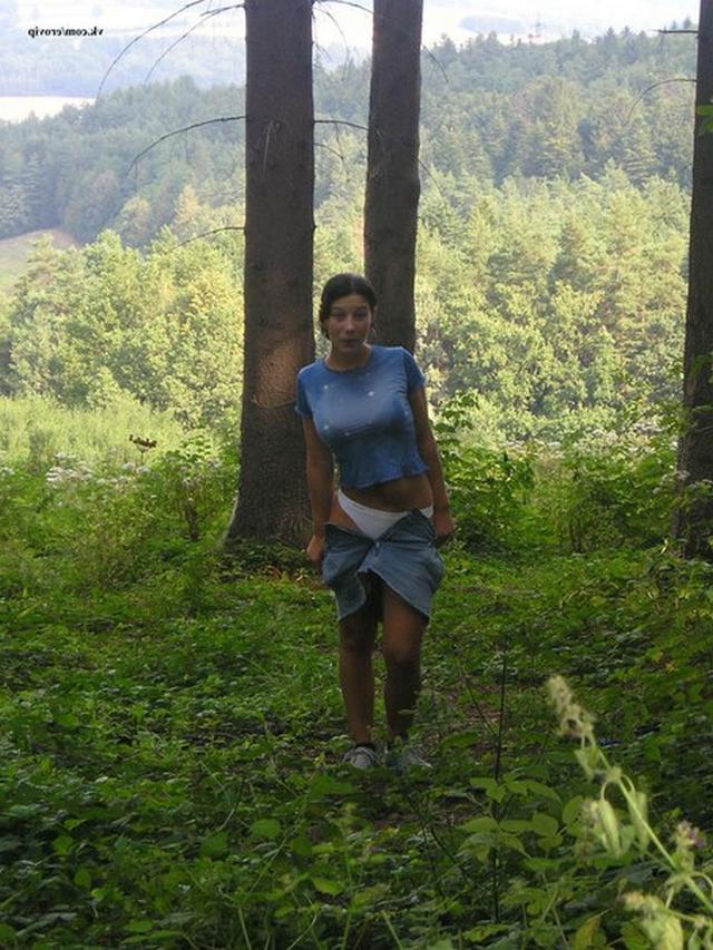 Обнаженная девушка в лесу 13 фото