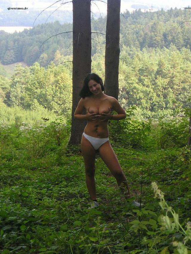 Обнаженная девушка в лесу 7 фото