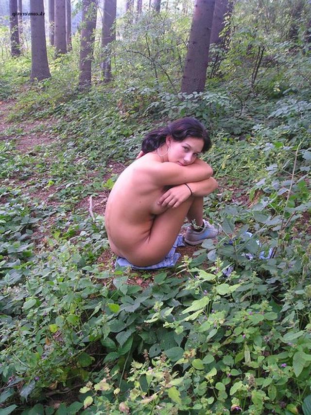 Обнаженная девушка в лесу 16 фото