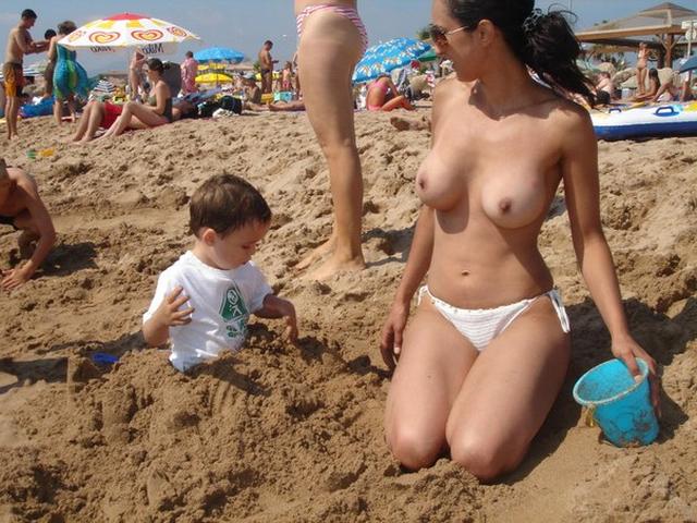 Молоденькие нудистки разделись на пляже 7 фото