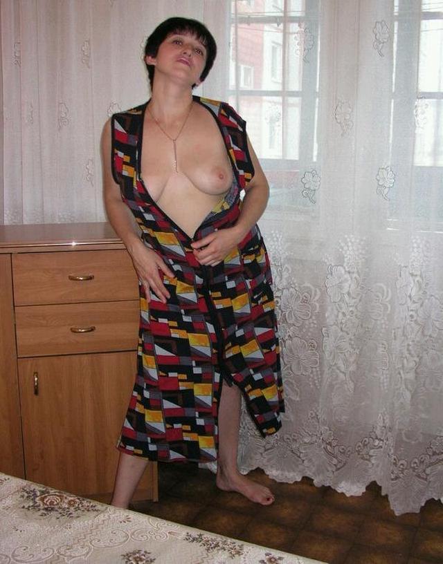 Сорокалетняя Ирина снимает свой халатик 4 фото