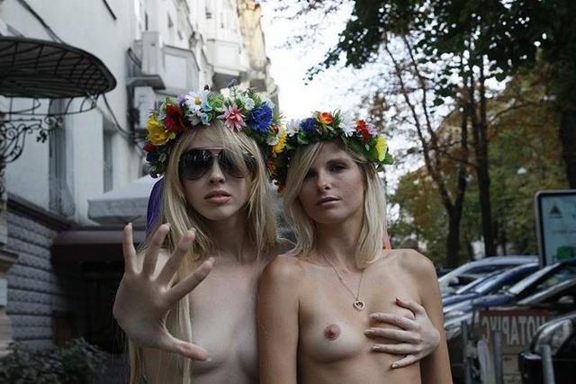 Активистки Фемен показывают свои обнаженные тела 3 фото