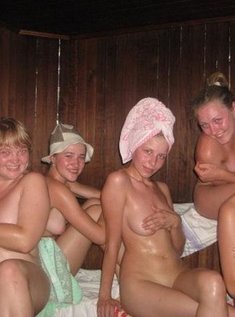 Голые молодухи развлекаются в бане