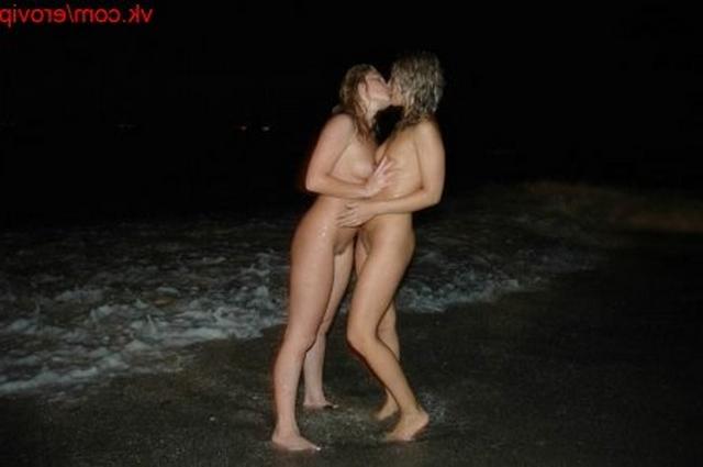 Две подружки зажигают на берегу моря 11 фото