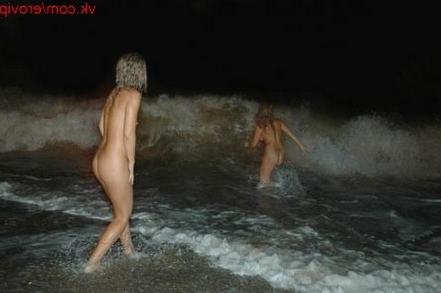 Две подружки зажигают на берегу моря 4 фото