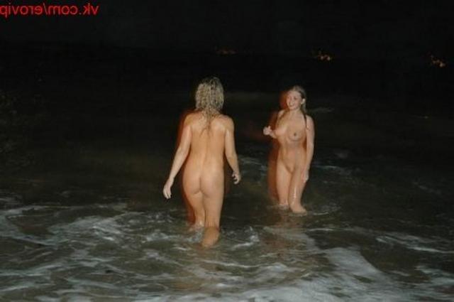 Две подружки зажигают на берегу моря 6 фото