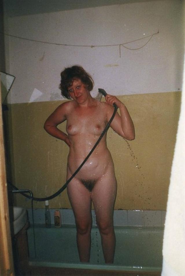 Развратные девки позируют в ванной 12 фото