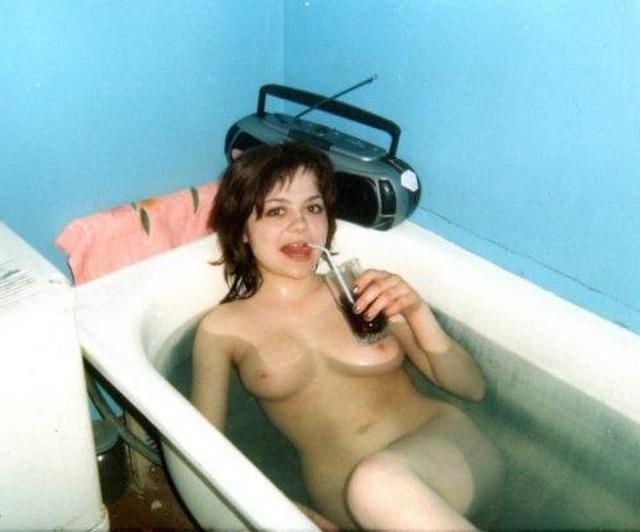Развратные девки позируют в ванной 9 фото