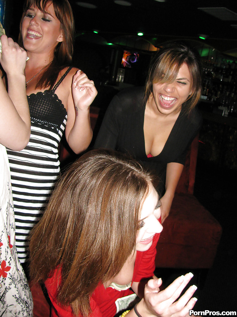 Пьяные девки устроили групповуху со стриптизерем 2 фото