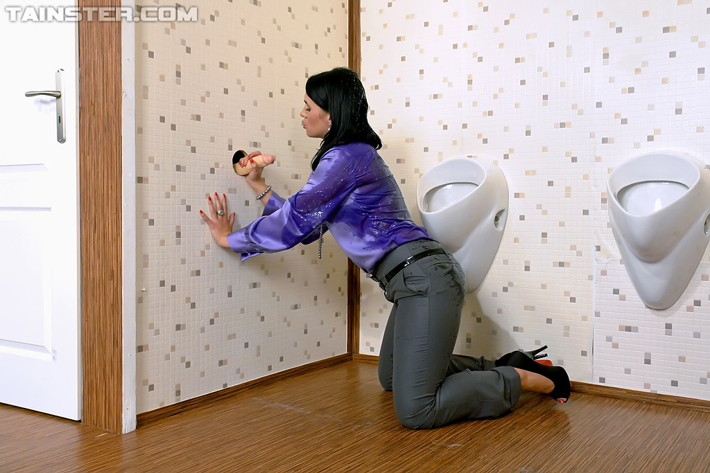 Секретарша развлекается в туалете с секс игрушкой 2 фото