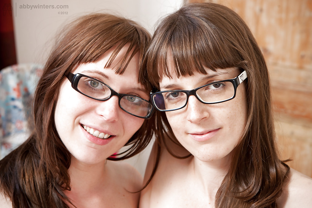 Лесбиянки в очках одарили друг дружку нежным кунилингусом 16 фото