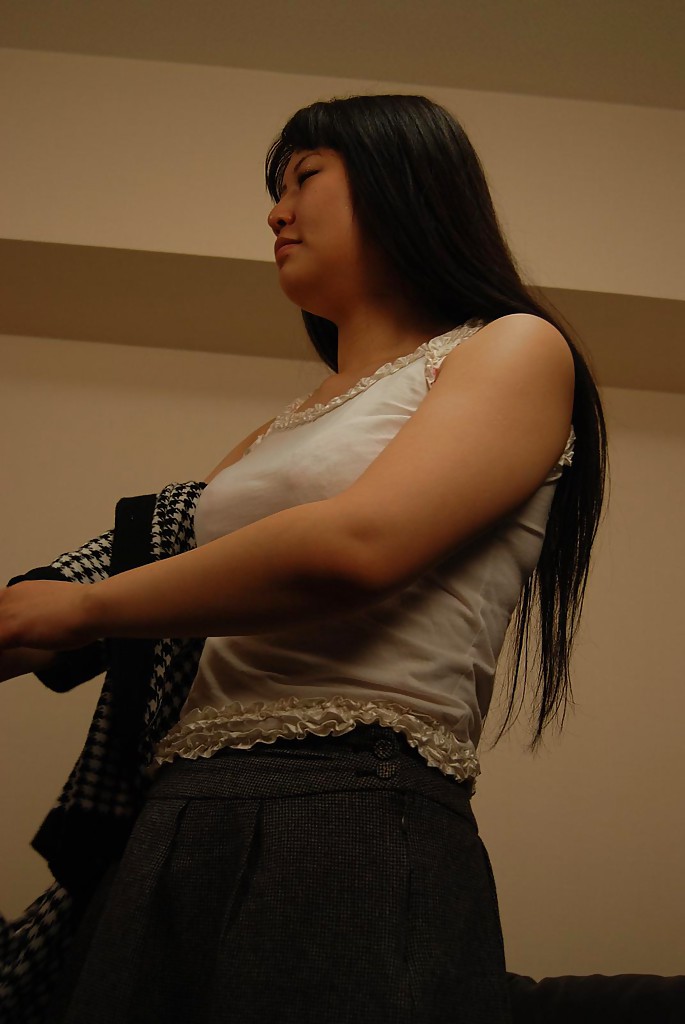 Низенькая азиатка засунула вибратор под трусики что бы подрочить 5 фото
