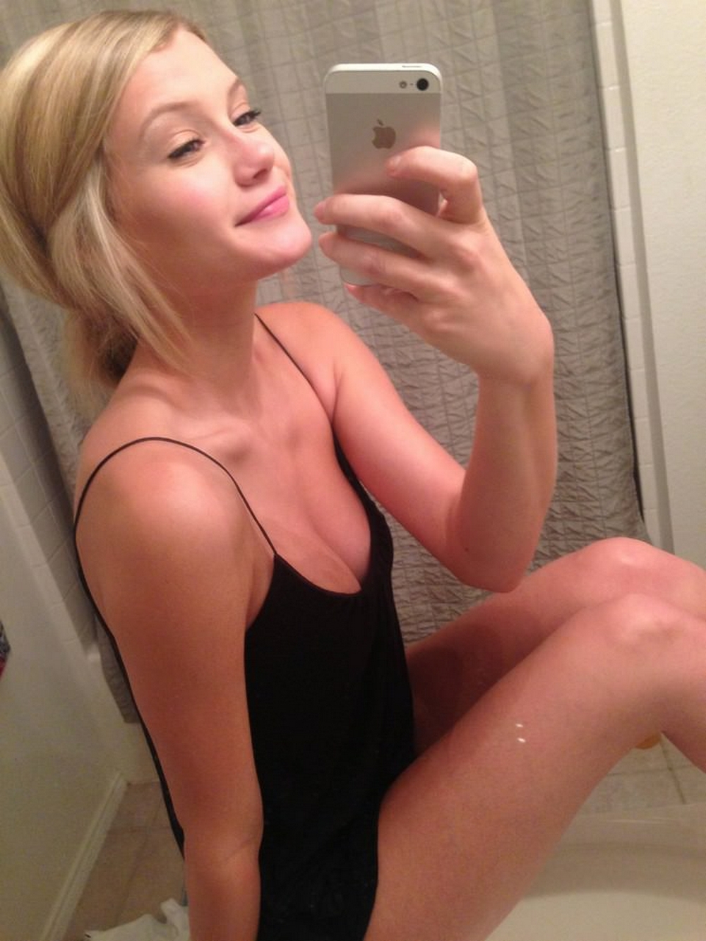 Блондинка в домашней обстановке позирует голышом перед зеркалом 1 фото