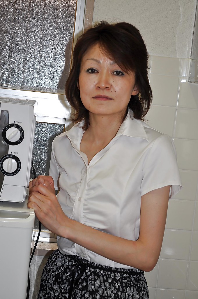 Takako Kumagaya разделась на диване и показала вагину 3 фото