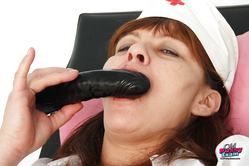 Зрелая медсестра трахает себя дилдо на гинекологическом кресле 7 фото