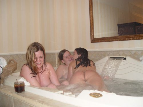 Голые лесби ласкают друг друга голыми в ванной 3 фото